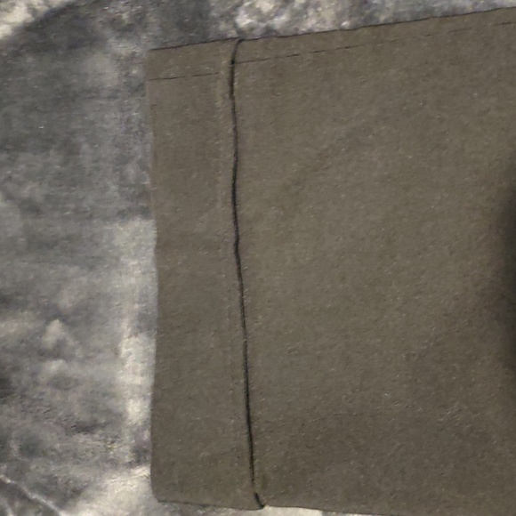 3/15 ๐ฆ Black and red slacks - Picture 4 of 8